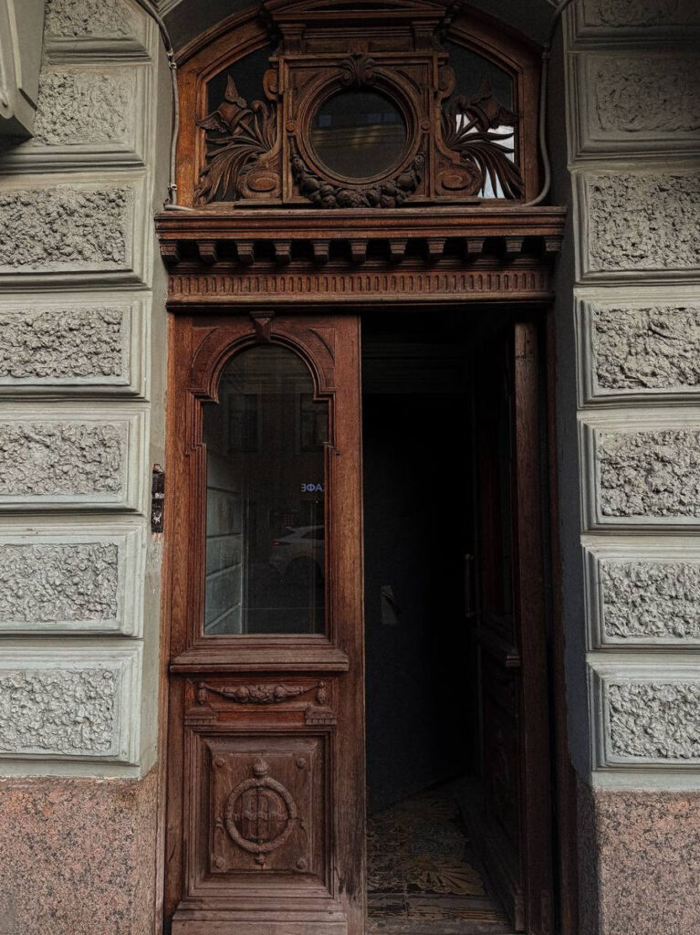 Дворы и парадные Петербурга