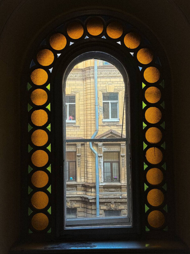 Дворы и парадные Петербурга